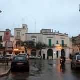 Il modo pi� facile per raggiungere il centro storico da Bari � entrare in paese dalla statale 100 per percorrere poi per intero via Casalino. Alla fine di questa strada ci si trova davanti al borgo antico il cui ingresso � rappresentato da una zona definita R�t a terr (�dietro la terra�), perch� qui un tempo finiva la citt� e iniziava la campagna